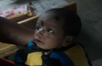 आखिर ऐसी क्या थी वजह कि रात के अंधेरे में एक माह की बच्ची को झूले में छोड़ गए परिजन, पढि़ए खबर...