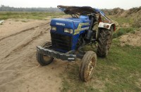 रेतघाट के पास ट्रैक्टर पलटा, सवार नाबालिग की दबकर मौत