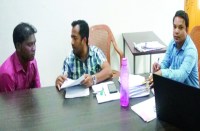 उधर राजधानी में मुंडन करते हुए प्रदर्शन कर रहे हैं ये कर्मचारी, इधर नई भर्ती के लिए हो रहा साक्षात्कार, पढि़ए खबर...