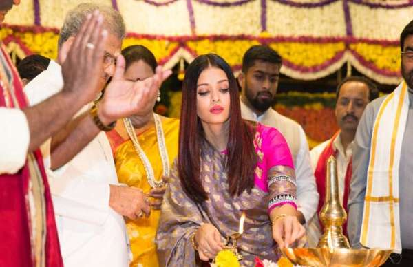 गुलाबी रंग के भारतीय लिबास में दिखीं ऐश्वर्या, फंक्शन के दौरान देखते रह गए लोग!