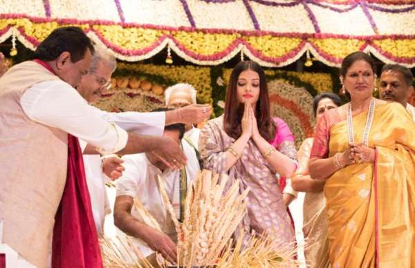 गुलाबी रंग के भारतीय लिबास में दिखीं ऐश्वर्या, फंक्शन के दौरान देखते रह गए लोग!