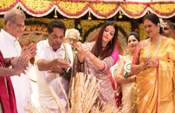 गुलाबी रंग के भारतीय लिबास में दिखीं ऐश्वर्या, फंक्शन के दौरान देखते रह गए लोग!