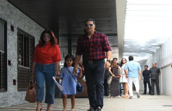 PICS: रितिक और अक्षय ने ऐसे गुजारा रविवार का दिन अपने परिवार के संग