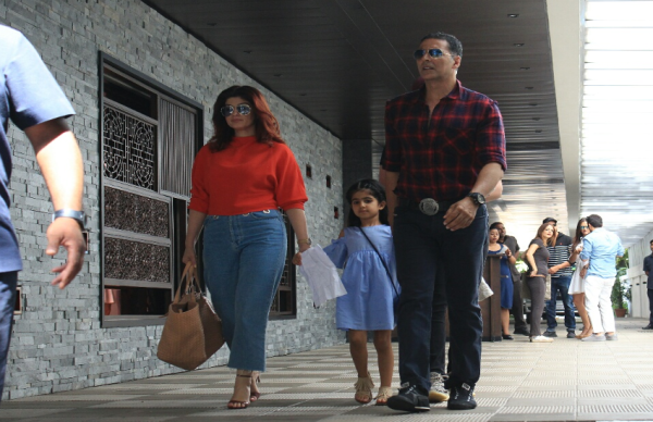 PICS: रितिक और अक्षय ने ऐसे गुजारा रविवार का दिन अपने परिवार के संग