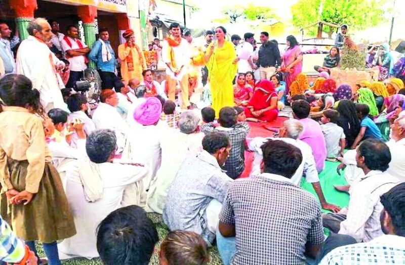 सम्बोधित करती विधायक दीया कुमारी