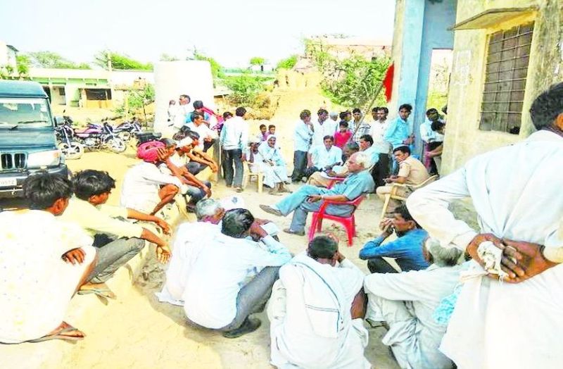 सीमाज्ञान के दौरान मौके पर पहुंचे तहसीलदार