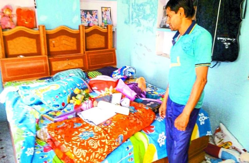 चोरी के बाद बिखरा सामान दिखाता युवक