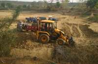 नियमों को ताक पर रख मजदूरों की जगह जेसीबी से कराया जा रहा काम