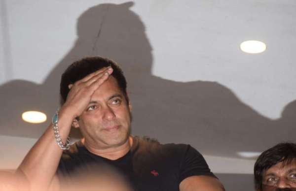 PHOTOS:फैंस को देखकर इमोशनल हुए सलमान, इशारों से कहां मैं ठीक हूं, अब...