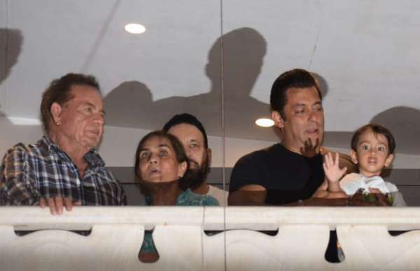 PHOTOS:फैंस को देखकर इमोशनल हुए सलमान, इशारों से कहां मैं ठीक हूं, अब...