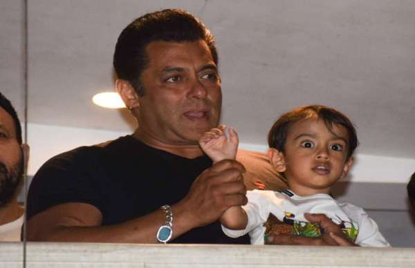 PHOTOS:फैंस को देखकर इमोशनल हुए सलमान, इशारों से कहां मैं ठीक हूं, अब...