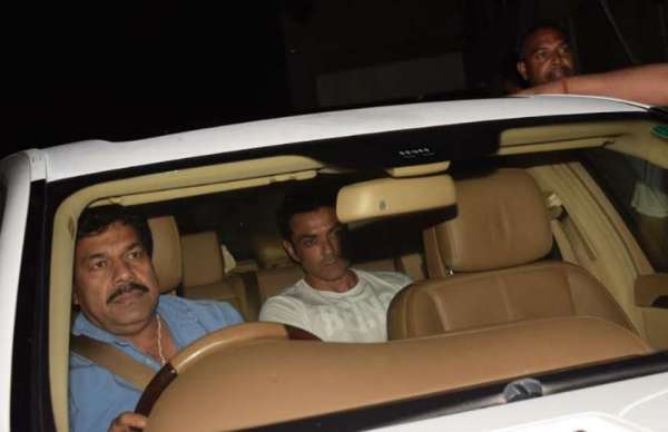 PHOTOS: सलमान के मुंबई आते ही कैटरीना पहुंची उनसे मिलने, ये बॅालीवुड स्टार्स भी आए नजर