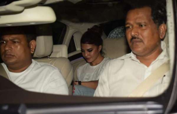 PHOTOS: सलमान के मुंबई आते ही कैटरीना पहुंची उनसे मिलने, ये बॅालीवुड स्टार्स भी आए नजर