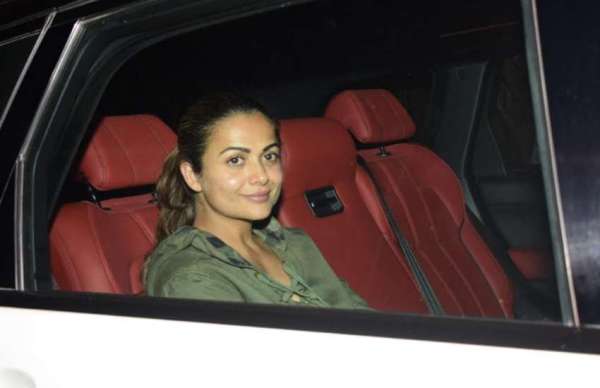 PHOTOS: सलमान के मुंबई आते ही कैटरीना पहुंची उनसे मिलने, ये बॅालीवुड स्टार्स भी आए नजर