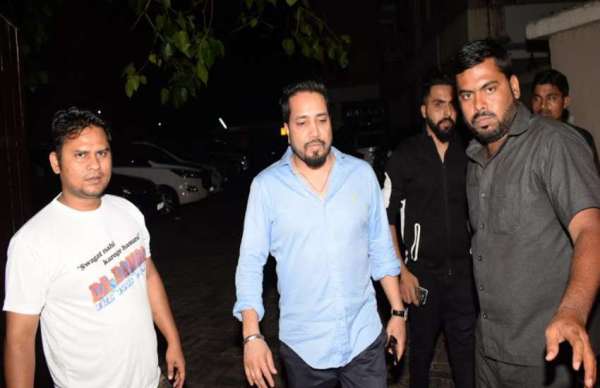 PHOTOS: सलमान के मुंबई आते ही कैटरीना पहुंची उनसे मिलने, ये बॅालीवुड स्टार्स भी आए नजर