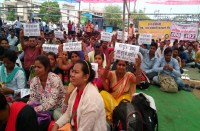 सामूहिक आत्मदाह की अनुमति मांगते हुए हड़ताल पर डटे हैं संजीवनी के कर्मचारी, जिले में आपातकालीन सुविधा चरमराई