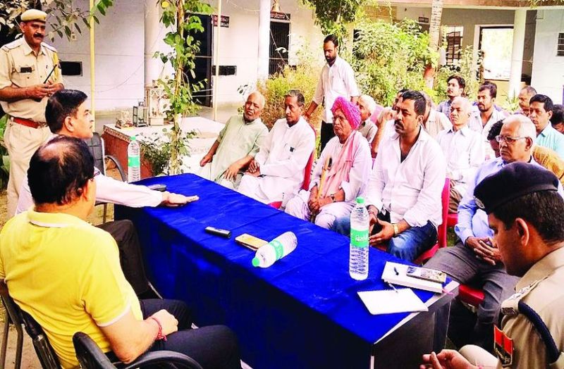 प्रशासनिक अधिकारी व समाज के प्रतिनिधी