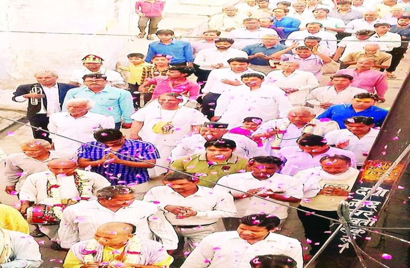 जुलूस में शामिल लोग