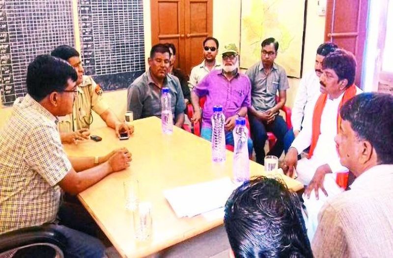 मौजूद अधिकारी व जनप्रतिनिधि।