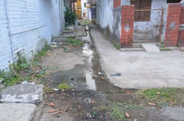 Photo Gallery : 20 साल पुरानी एमपीनगर की सीवरेज लाइन तोड़ रही दम, निगम के पास फंड का रोना