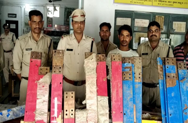 दो लाख 47 हजार रुपए का पांच क्ंिवटल तांबे की प्लेट कबाड़ी से किया गया जब्त