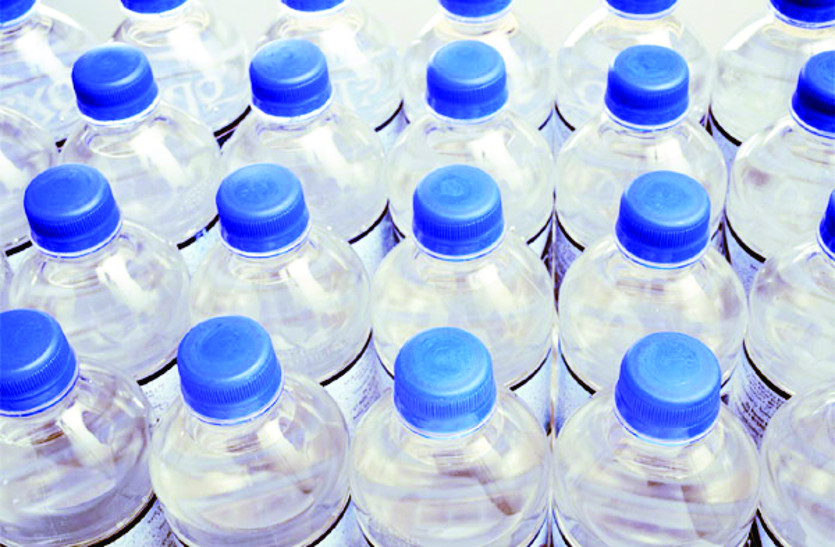 CG Utility News : पानी पीने से पहले हो जाएं सावधान, बोतल बंद पानी से निकल रहा कचरा व काई