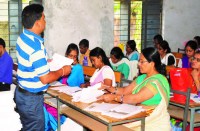 आखिर क्यों इन उत्तर पुस्तिकाओं का अलग से बनाया जा रहा बंडल, पढि़ए खबर...