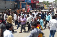 नगर के व्यापारियों ने सुबह दुकानें खोली पर थोड़ी देर बाद युवकों की टोली को आते देख खुद शटर गिराया