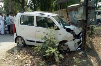 Breaking News : दो कार में टक्कर, दुर्घटना के बाद एक कार ट्रांसफार्मर में घुसी, घायलों का चल रहा इलाज