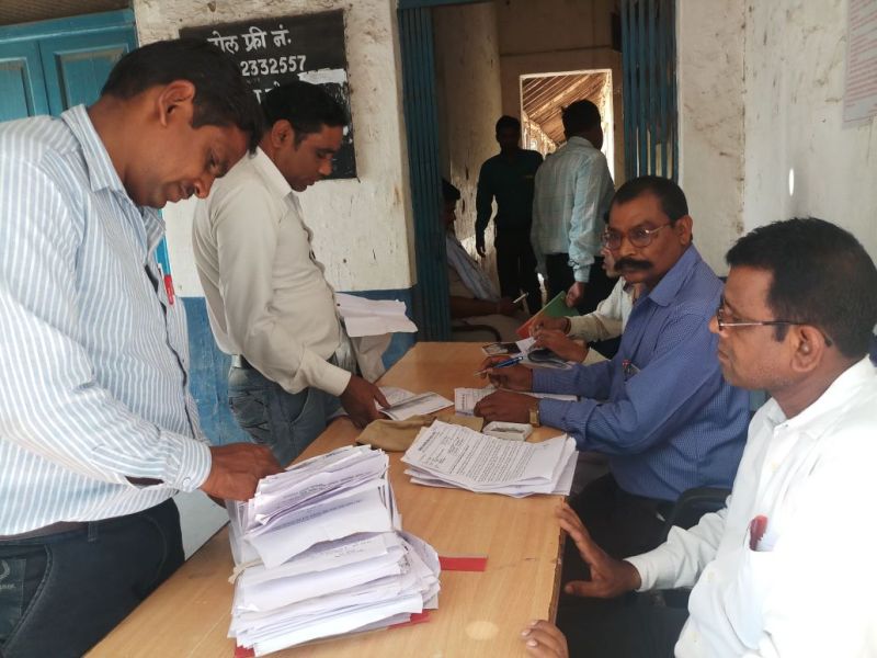 परीक्षा केंद्र में अव्यवस्था को लेकर भड़के शिक्षक, चार घंटे बाद भी शुरू नहीं हो पाया मूल्यांकन कार्य