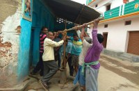 सूचना देने के बाद भी यहां नहीं पहुंचते हैं पीएचई के कर्मचारी, ग्रामीण चंदा कर सुधरवाते हैं हैंडपंप, पढि़ए खबर...