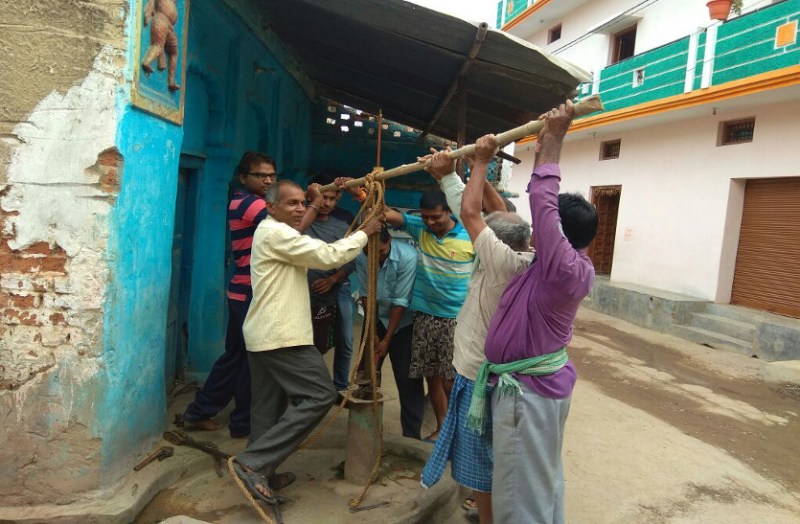 सूचना देने के बाद भी यहां नहीं पहुंचते हैं पीएचई के कर्मचारी, ग्रामीण चंदा कर सुधरवाते हैं हैंडपंप, पढि़ए खबर...