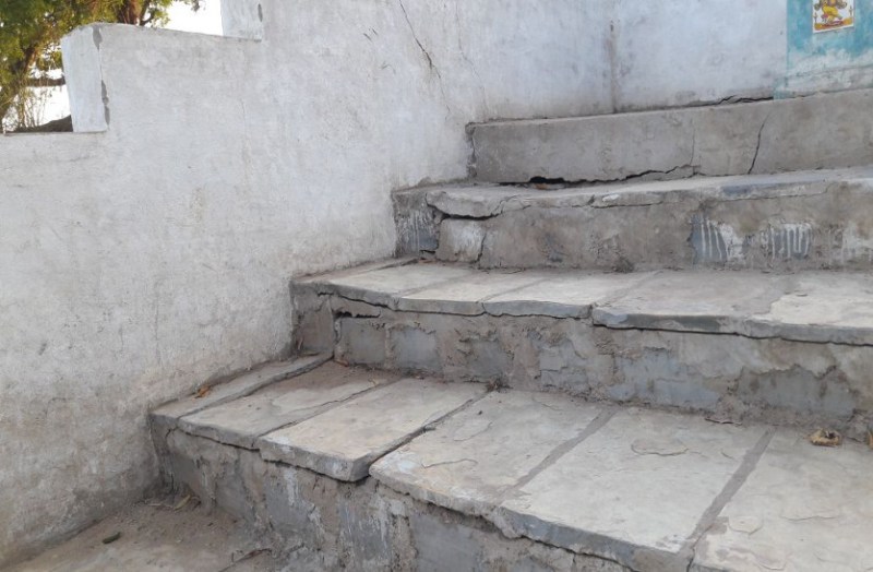 सरपंच ने अधिक कमाई के चक्कर में घटिया सामग्री से कराया निर्माण, कुछ माह में ही टूटने लगी निर्मला घाट