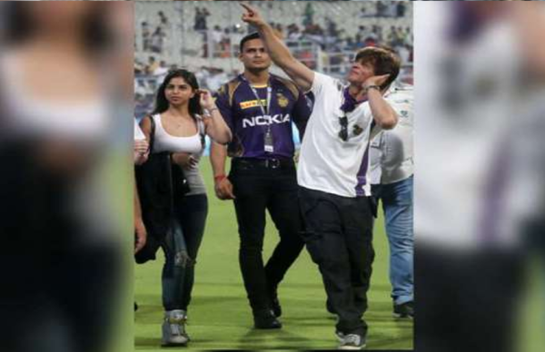 पापा की टीम को चीयर करने पहुंची सुहाना के जूतों की कीमत जान उड़ जाएंगे होश