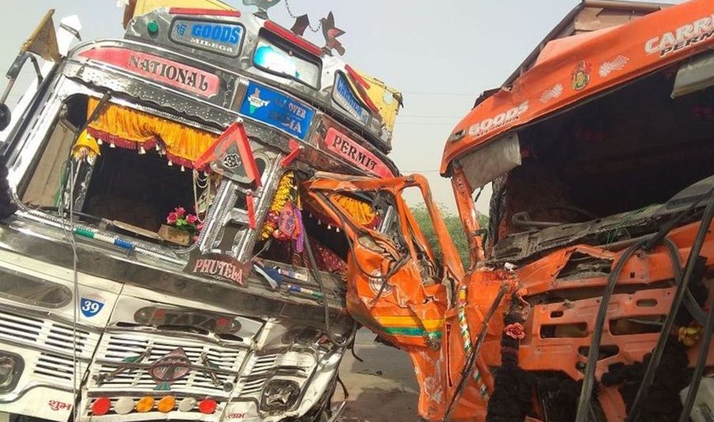 सड़क हादसा: दो ट्रकों में भिड़न्त, एक चालक घायल, देखिये वीडियो