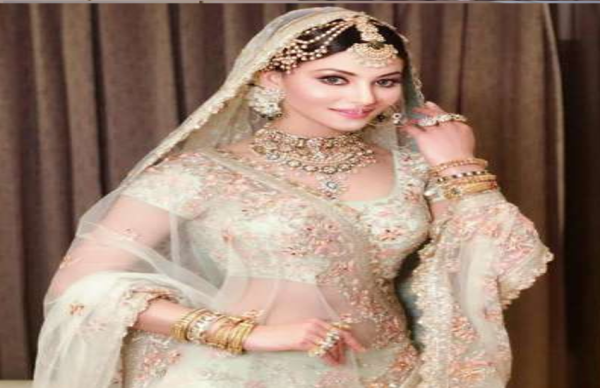 उर्वशी रौतेला का ऐसा लुक पहले नहीं देखा होगा आपने