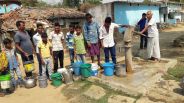 सूखे तालाब व हैंडपंप, विधायक सांसद तो मिनलर वाटर से बुझा लेंगे प्यास पर गरीबों का क्या होगा