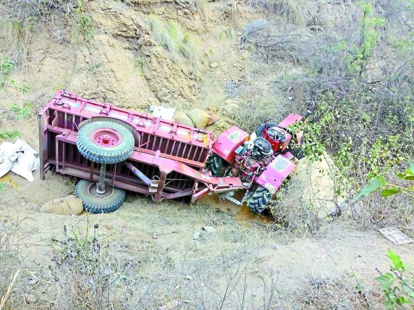 Tractor trolley in the ditch, one death
