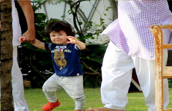 PICS: गार्डन में तैमूर की मस्ती, कैमरा देखते ही देने लगे पोज