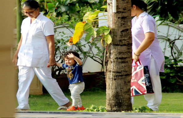 PICS: गार्डन में तैमूर की मस्ती, कैमरा देखते ही देने लगे पोज