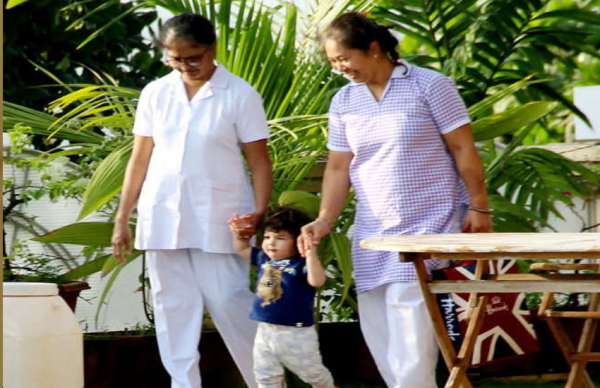 PICS: गार्डन में तैमूर की मस्ती, कैमरा देखते ही देने लगे पोज