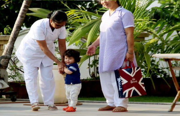 PICS: गार्डन में तैमूर की मस्ती, कैमरा देखते ही देने लगे पोज