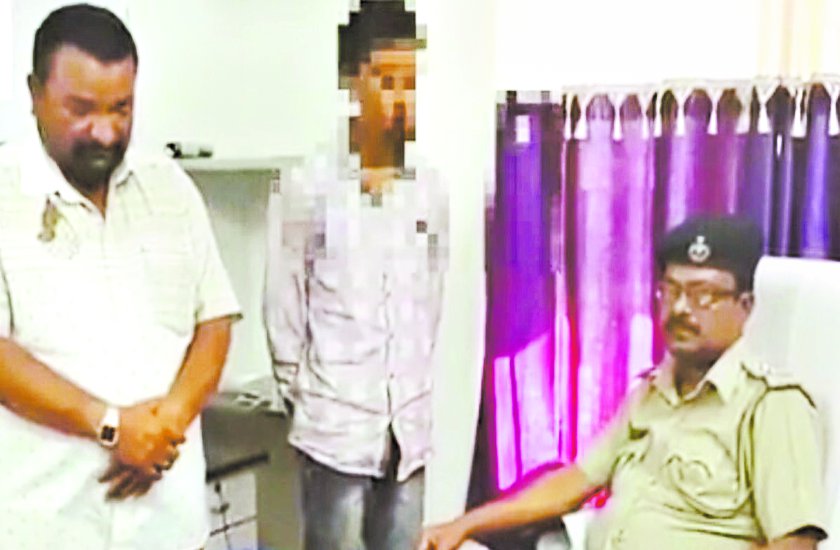 GRP foresees Gandhidham X Kishore caught with Rs 15 lakh