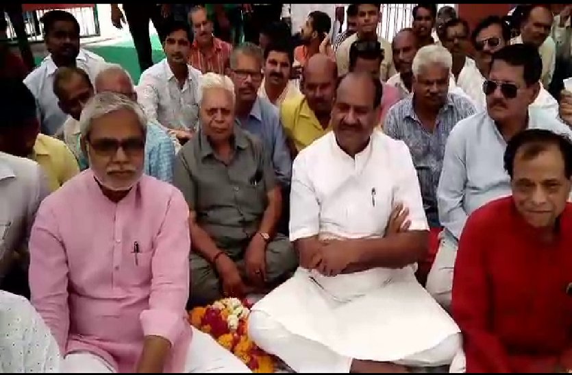 Breaking News: धरने पर बैठे सांसद, बोले- कांग्रेस का लोकतंत्र में विश्वास नहीं, जनता देगी सीधा जवाब