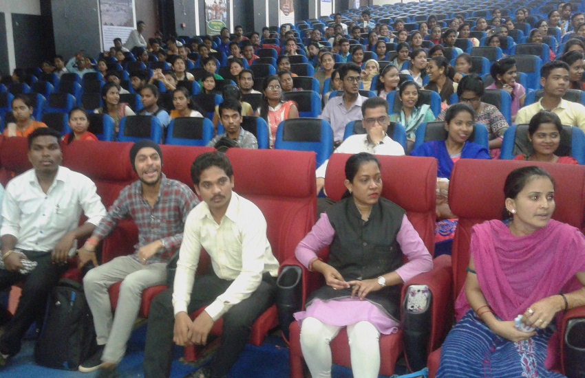 इन युवाओं से देश के PM नरेंद्र मोदी जांवगा बीपीओ कॉल सेंटर में करेंगे मुलाकात