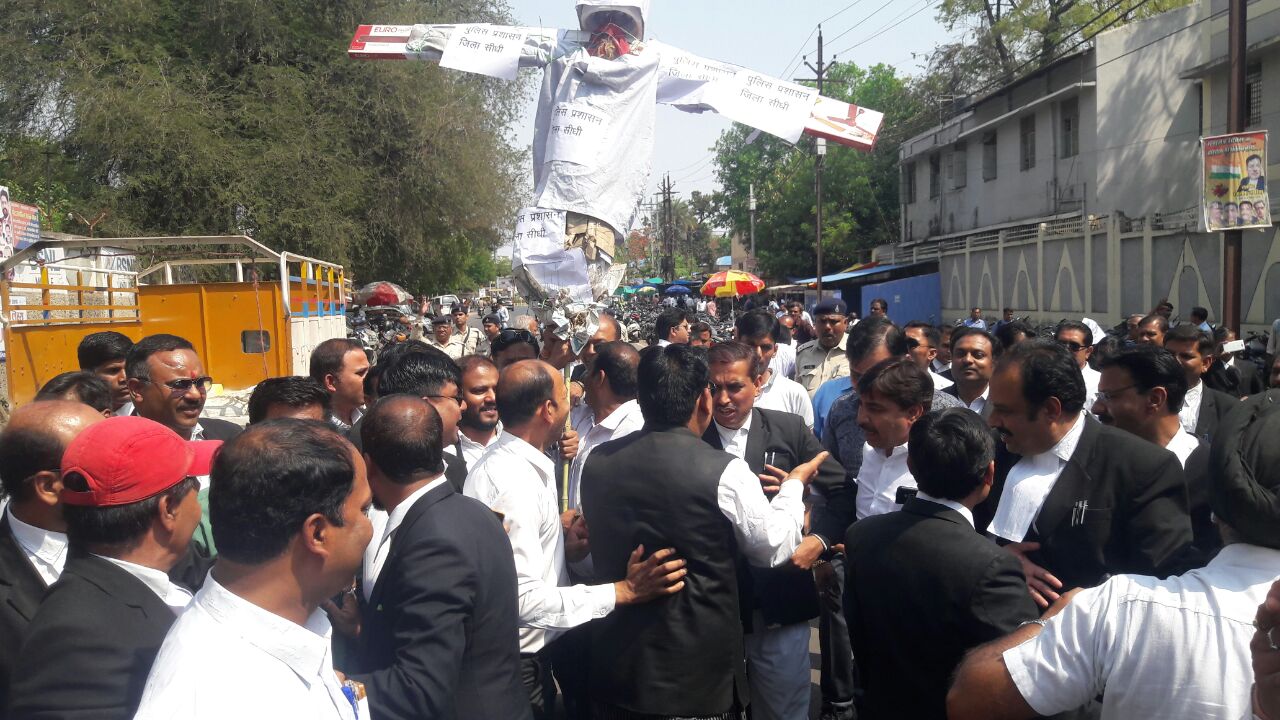 advocate strike in jabalpur and protest against sidhi police,lawyer strike tomorrow,lawyer strike today,lawyer strike in jabalpur district court,MP High Court,advocate in jabalpur,Lawyers strike, police charged severely,Jabalpur,
