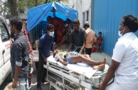 CG Human Story : अस्पताल के मेन गेट पर एक घंटे से इलाज को तरसता रहा मरीज, लेकिन उसे देखने एक कर्मचारी भी नहीं आया बाहर