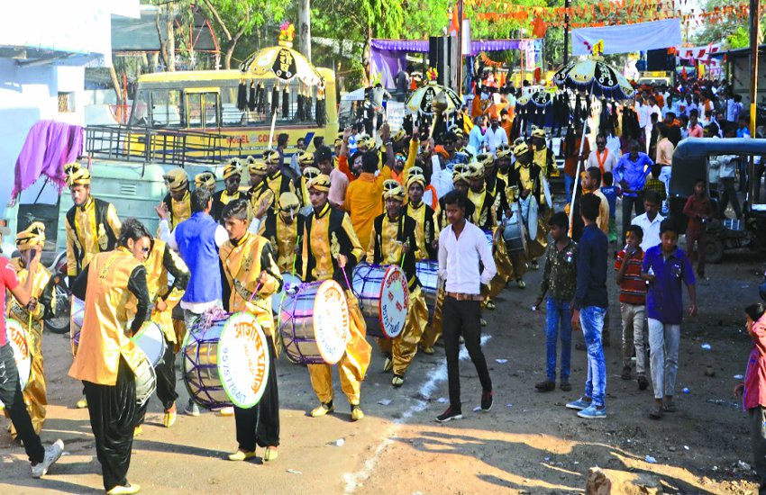Maharashtra's Band and Chhag's Artists