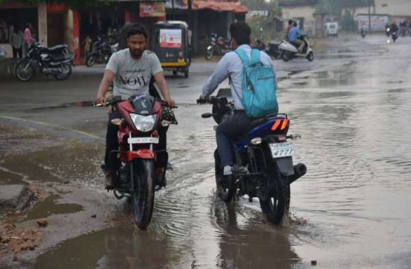 Photo Gallery : मौसम ने ली करवट, तरबतर हुआ शहर, फोटो में देखिए मौसम का मिजाज