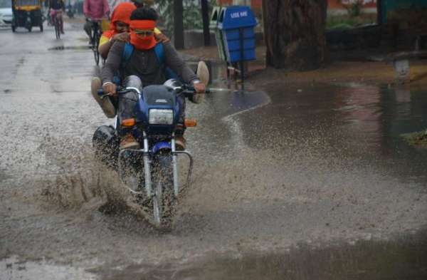 Photo Gallery : मौसम ने ली करवट, तरबतर हुआ शहर, फोटो में देखिए मौसम का मिजाज